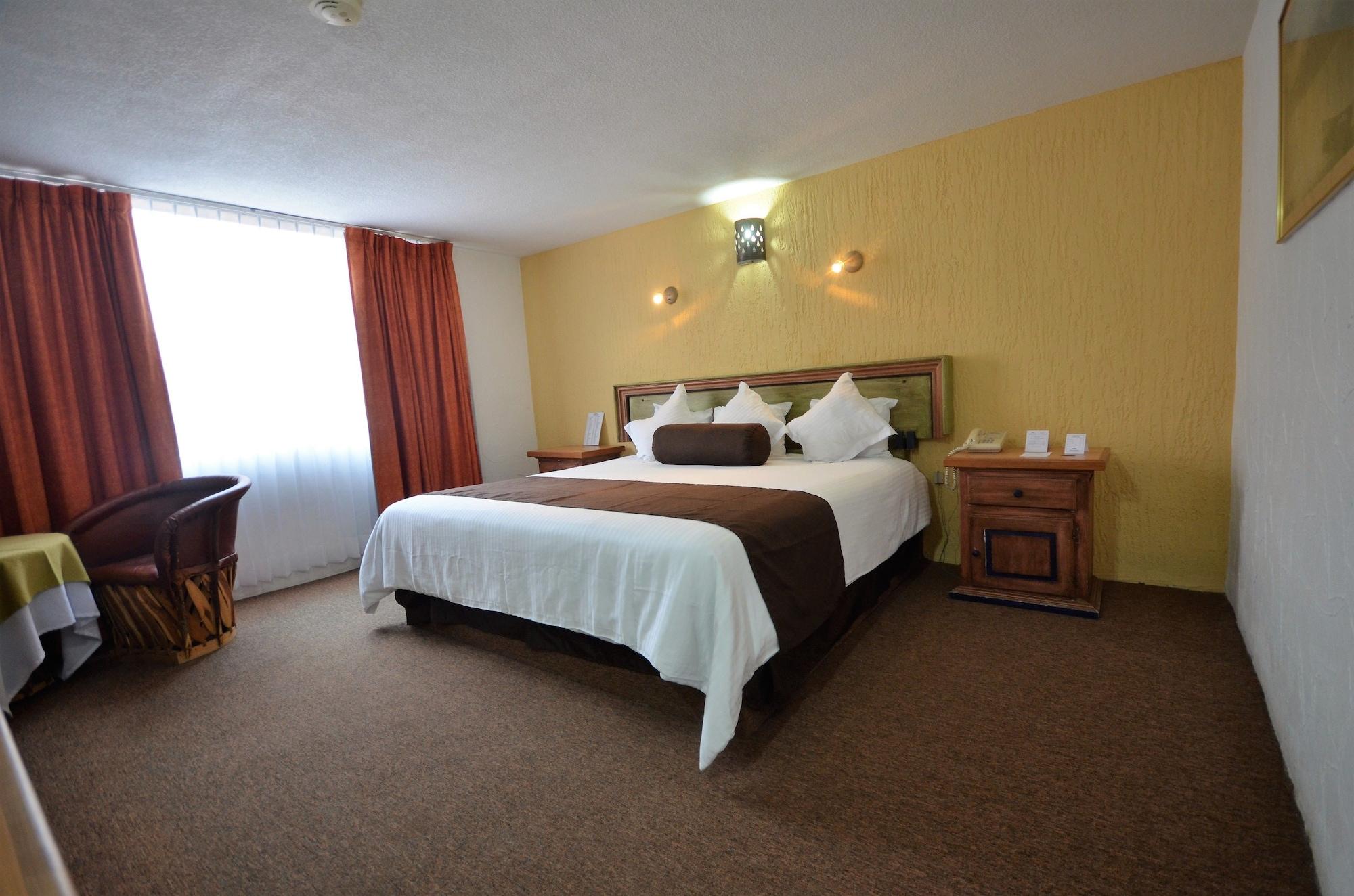 Howard Johnson By Wyndham Morelia Calle Real Bagian luar foto
