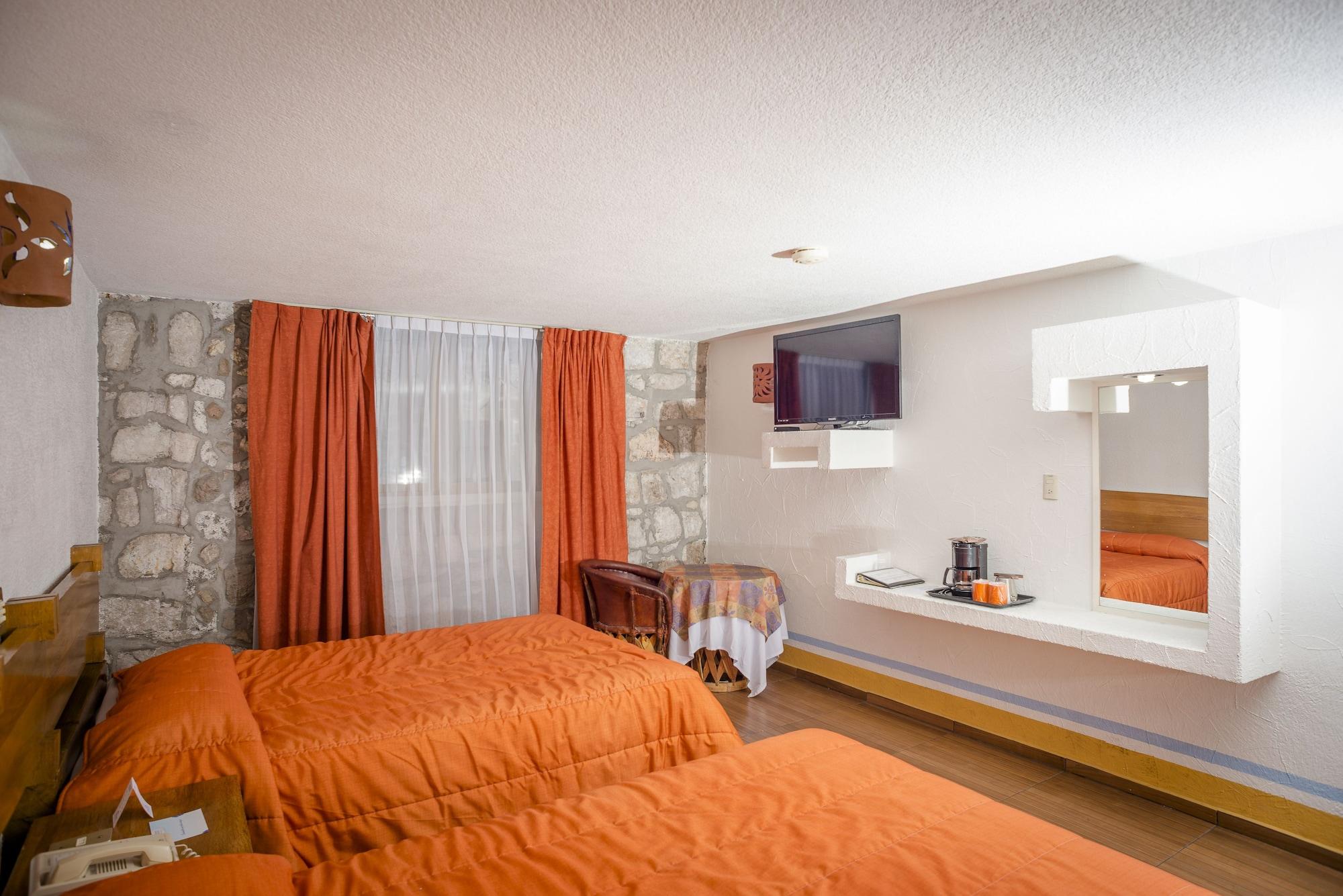 Howard Johnson By Wyndham Morelia Calle Real Bagian luar foto