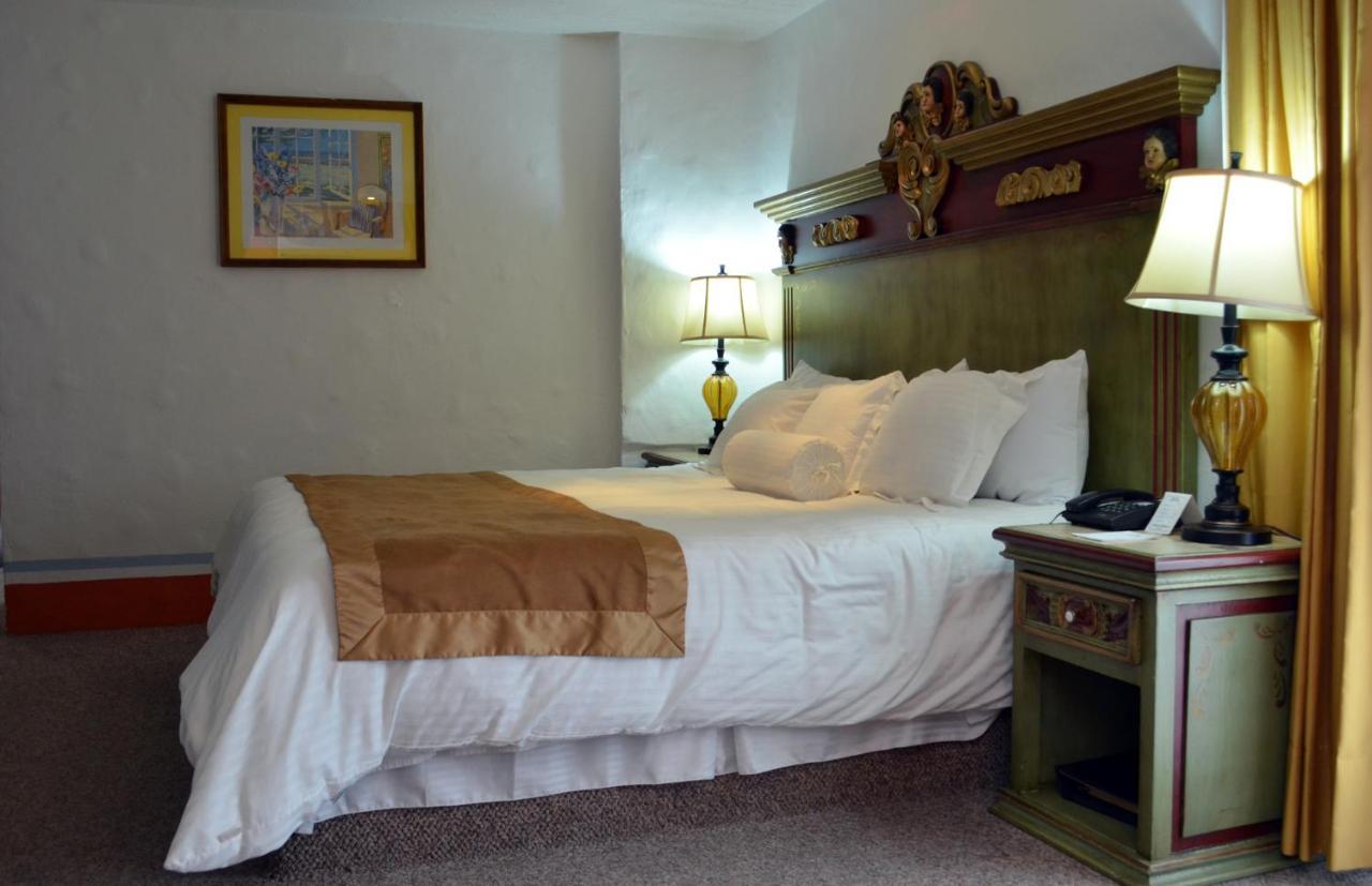 Howard Johnson By Wyndham Morelia Calle Real Bagian luar foto