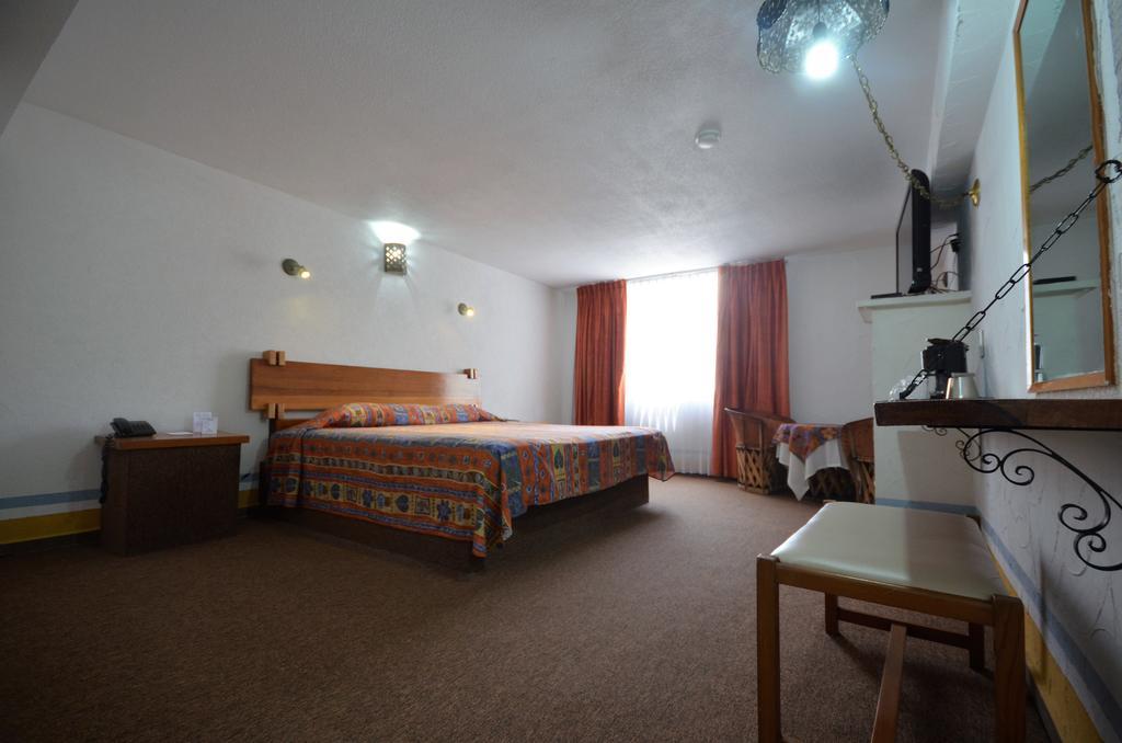 Howard Johnson By Wyndham Morelia Calle Real Bagian luar foto