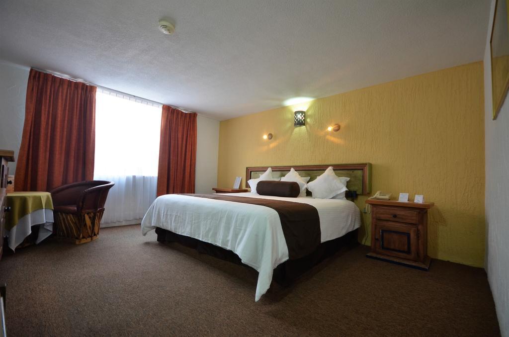 Howard Johnson By Wyndham Morelia Calle Real Bagian luar foto