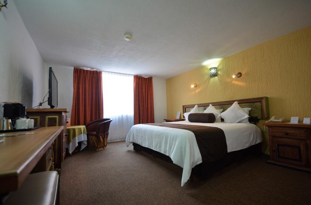 Howard Johnson By Wyndham Morelia Calle Real Bagian luar foto